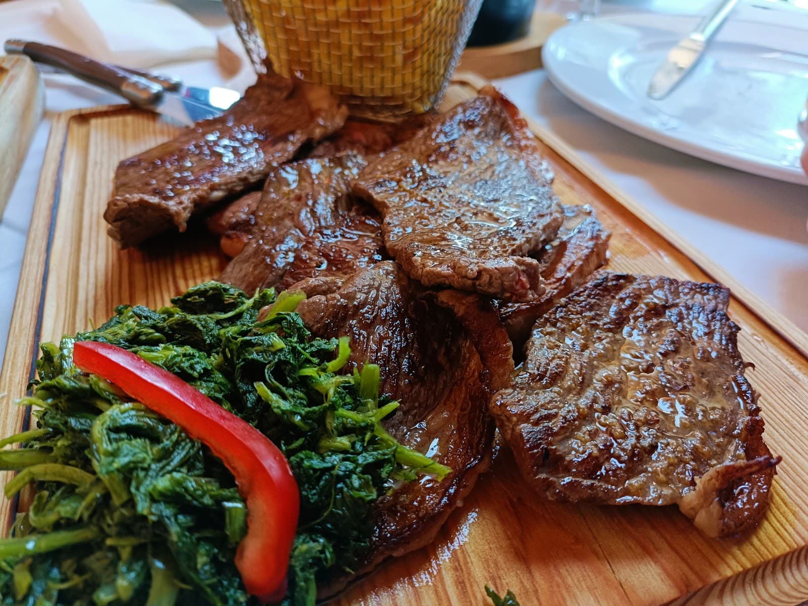 Carne na brasa com grelos